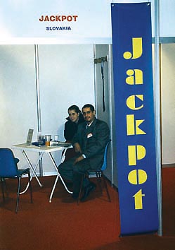 Vydavatel nov�ho slovensk�ho �asopisu JACKPOT pan R. Laca s kolegyn�.