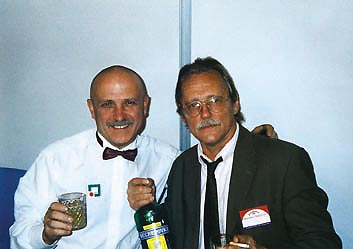 Mistr světa v billiardových tricích B. Wolkowski při přátelském rozhovoru s P. Janouškem (TRH ZÁBAVY)