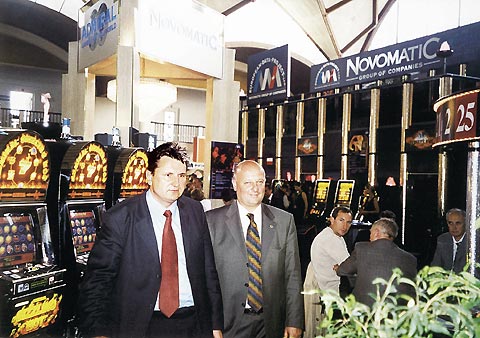 Zleva: pánové Slezáček, Malecki (EDP - NOVOMATIC) vedle novinky VHP SIZZLING HOT