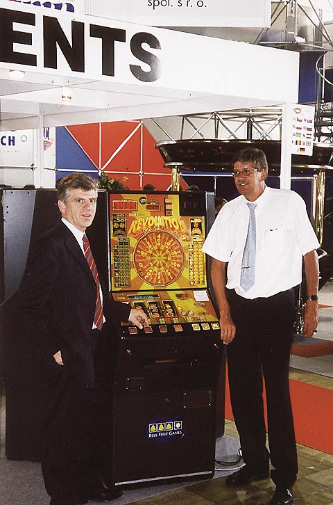 Zleva: p�nov� Wim Wouters (EUROCOIN) a Charles Roos (LAGERWEIJ) s novinkou REVOLUTION